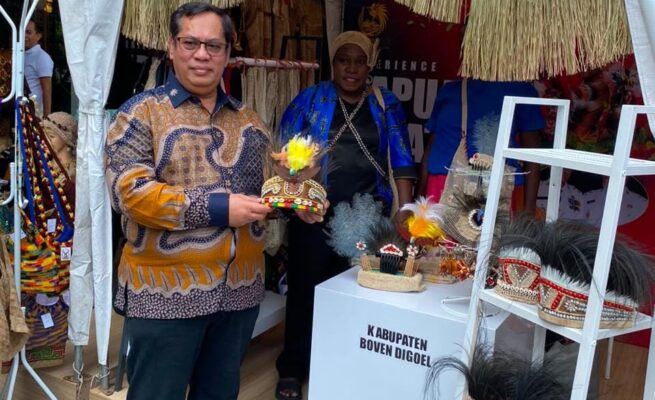 Berbagai produk khas daerah dipamerkan dalam kegiatan tersebut, mulai dari ukiran, anyaman, kerajinan tangan, hingga produk ekonomi kreatif hasil karya masyarakat dari Kabupaten Merauke, Mappi, Asmat, dan Boven Digoel. Foto: Ist