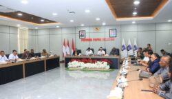 Pemerintah Provinsi Papua Selatan menggelar rapat koordinasi (rakor) bersama Dewan Pertahanan Nasional (DPN) Republik Indonesia beserta tim dalam rangka membahas kondisi pertahanan di wilayah perbatasan serta menyusun rekomendasi kebijakan strategis terkait pertahanan, keamanan, dan kesiapsiagaan wilayah. Foto: Bataspapua.com/Ist