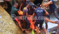 Tampak keluarga dan pihak keamanan melakukan evakuasi jasad Presenter TVRI Papua Barat, Yanto Idorway, di kawasan Air Terjun Memti. Foto: Bataspapua.com/Ist