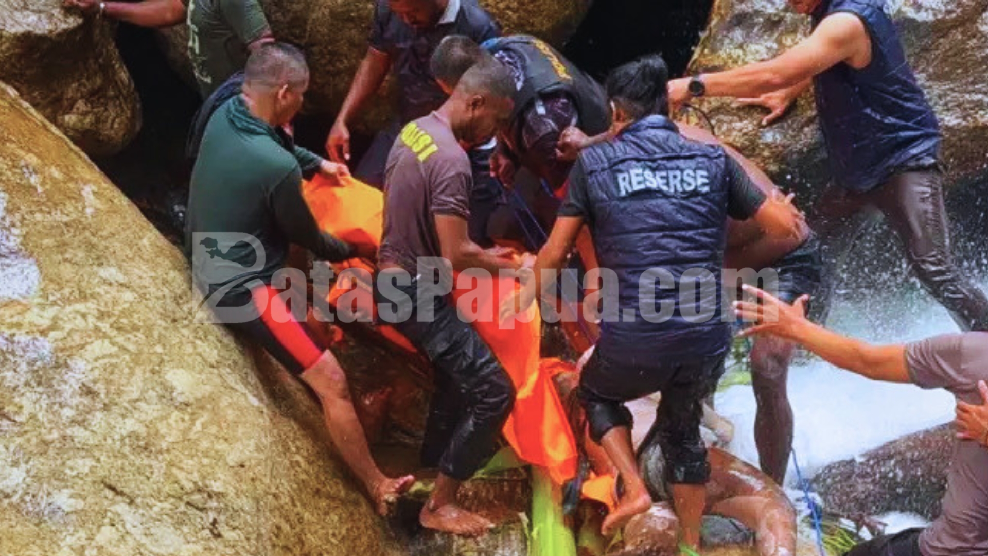 Tampak keluarga dan pihak keamanan melakukan evakuasi jasad Presenter TVRI Papua Barat, Yanto Idorway, di kawasan Air Terjun Memti. Foto: Bataspapua.com/Ist