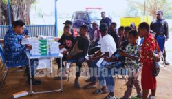 Pangkalan TNI Angkatan Udara (Lanud) J.A. Dimara menggelar kegiatan pengobatan massal dan pembagian sembako dalam rangka memperingati Hari Bakti TNI Angkatan Udara ke-79 Tahun 2026. Foto: Bataspapua.com/Ist