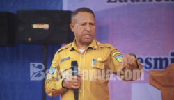 Bupati Pegunungan Bintang Spei Yan Bidana, meresmikan Sekolah Terintegrasi Kukuperip. Foto: Bataspapua.com/Aquino Ningdana