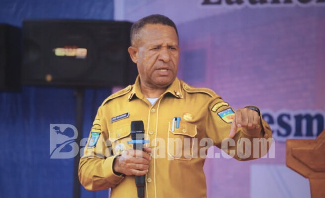 Bupati Pegunungan Bintang Spei Yan Bidana, meresmikan Sekolah Terintegrasi Kukuperip. Foto: Bataspapua.com/Aquino Ningdana