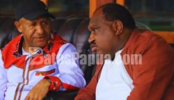 Bupati Pegunungan Bintang, Spei Yan Bidana (kiri) dan Mantan Bupati Puncak, Wilem Wandik (kanan), di acara Pameran Kopi Arabika Okmekmin yang dirangkaikan dengan Wisuda Universitas Okmin Papua di Kampus Universitas Okmin Papua, Oksibil, Selasa (21/7/2026). Foto: Bataspapua.com/Aquino Ningdana.