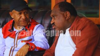 Bupati Pegunungan Bintang, Spei Yan Bidana (kiri) dan Mantan Bupati Puncak, Wilem Wandik (kanan), di acara Pameran Kopi Arabika Okmekmin yang dirangkaikan dengan Wisuda Universitas Okmin Papua di Kampus Universitas Okmin Papua, Oksibil, Selasa (21/7/2026). Foto: Bataspapua.com/Aquino Ningdana.