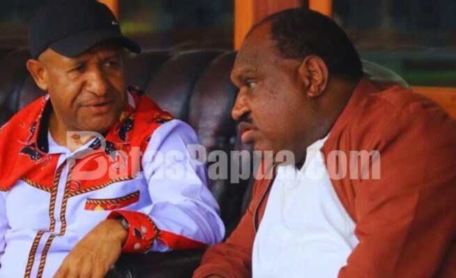 Bupati Pegunungan Bintang, Spei Yan Bidana (kiri) dan Mantan Bupati Puncak, Wilem Wandik (kanan), di acara Pameran Kopi Arabika Okmekmin yang dirangkaikan dengan Wisuda Universitas Okmin Papua di Kampus Universitas Okmin Papua, Oksibil, Selasa (21/7/2026). Foto: Bataspapua.com/Aquino Ningdana.