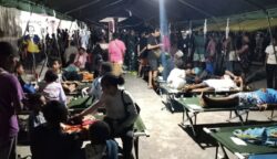 Para pelajar dari Distrik Depapre ditangani di tenda darurat di halaman RSUD Yowari, Jayapura. Foto: Ist