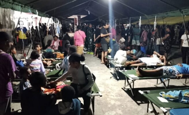 Para pelajar dari Distrik Depapre ditangani di tenda darurat di halaman RSUD Yowari, Jayapura. Foto: Ist