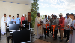 Gubernur Papua Selatan, Apolo Safanpo, meresmikan Asrama Pelajar dan Laboratorium Komputer SMAK Seminari Yohanes Penginjil Asmat, Sabtu (1/8/2026). Foto: Bataspapua.com/Ist