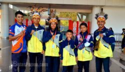 Coach Kali Maro Swimming Club Merauke, Riki Prastian, foto bersama 4 atlet asuhannya di bandara Mopah Merauke. Foto: Bataspapua.com/Jam's