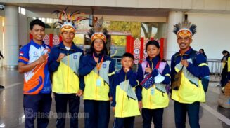 Coach Kali Maro Swimming Club Merauke, Riki Prastian, foto bersama 4 atlet asuhannya di bandara Mopah Merauke. Foto: Bataspapua.com/Jam's