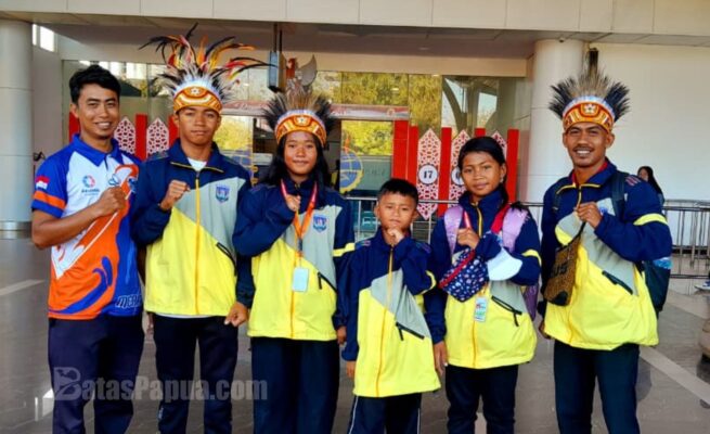 Coach Kali Maro Swimming Club Merauke, Riki Prastian, foto bersama 4 atlet asuhannya di bandara Mopah Merauke. Foto: Bataspapua.com/Jam's