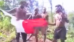 Tampak sejumlah orang yang diduga anggota KKB Papua memotong bendera Merah Putih jadi dua bagian menggunakan sebilah parang. Foto: Bataspapua.com/Tangkapan Layar