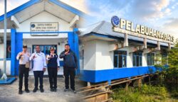 Kepala Dinas Perhubungan Provinsi Papua Selatan, Michael R. Gomar, melakukan peninjauan langsung ke lokasi pembangunan bersama Kepala Kantor Unit Penyelenggara Pelabuhan (KUPP) Kelas III Asmat untuk memastikan progres pekerjaan berjalan sesuai rencana, Sabtu (1/8/2026). Foto: Bataspapua.com/Ist