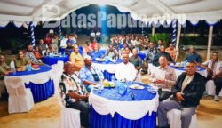 Gubernur Papua Selatan, Apolo Safanpo, bertemu dan berdialog langsung dengan masyarakat Kampung Wasur, Kabupaten Merauke, Minggu (2/8/2026) malam. Foto: Bataspapua.com/Jamal