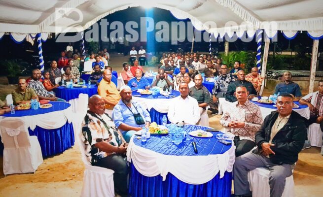 Gubernur Papua Selatan, Apolo Safanpo, bertemu dan berdialog langsung dengan masyarakat Kampung Wasur, Kabupaten Merauke, Minggu (2/8/2026) malam. Foto: Bataspapua.com/Jamal