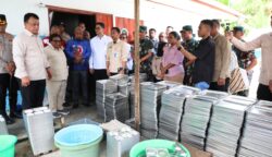 Dari hasil evaluasi lapangan, pemerintah menemukan sejumlah aspek yang memerlukan perbaikan segera, antara lain sanitasi tempat pencucian peralatan makan, pengendalian suhu makanan, sistem penyimpanan bahan baku, sanitasi peralatan makan, penyimpanan makanan matang, serta tata kelola distribusi makanan. Foto: Bataspapua.com/Puspen Kemendagri RI