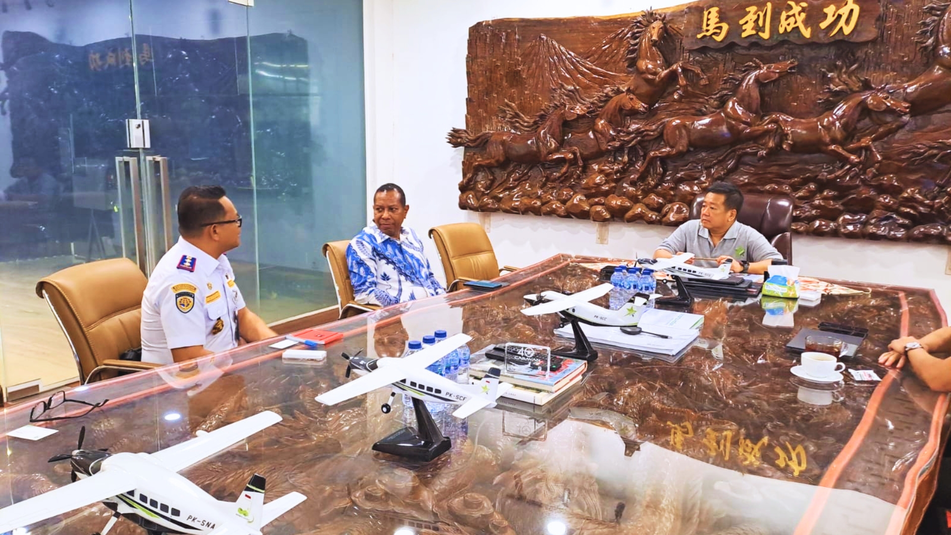 Gubernur Papua Selatan, Dr. Ir. Apolo Safanpo, ST., MT., didampingi Kepala Dinas Perhubungan Provinsi Papua Selatan, Dr. Michael R. Gomar, S.STP., M.Si., bertemu Presiden Direktur PT Smart Cakrawala Aviation, Pongky Majaya, di Jakarta, Kamis (6/8/2026). Foto: Bataspapua.com/Istimewa