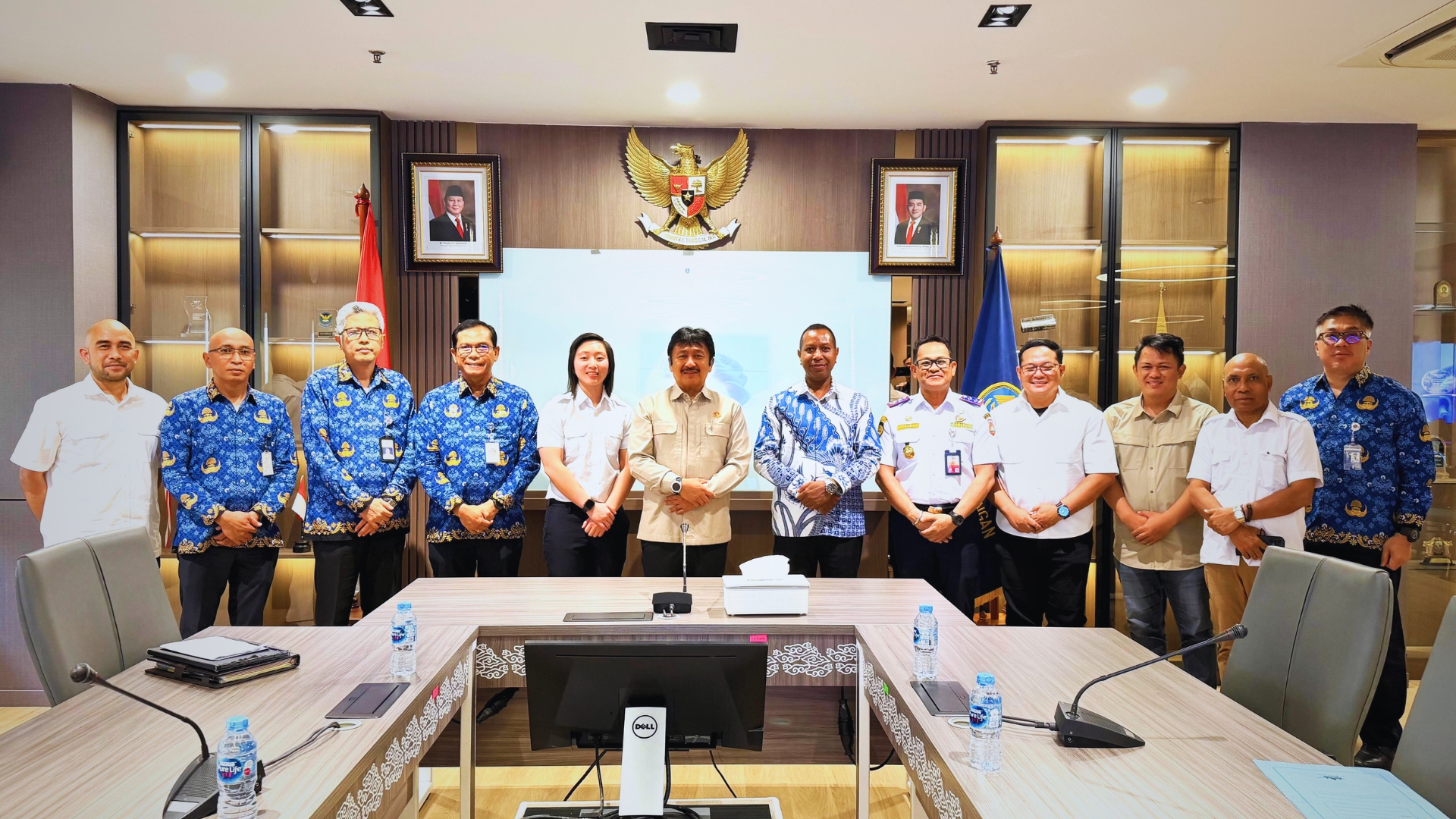 Gubernur bersama rombongan melanjutkan agenda ke Kantor Kementerian Perhubungan Republik Indonesia. Foto: Bataspapua.com/Istimewa