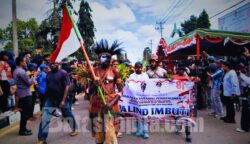 Peserta Karnaval dari Etnis Suku Marind tampil di urutan pertama. Foto: Bataspapua.com/Jamal Y.Bwariat