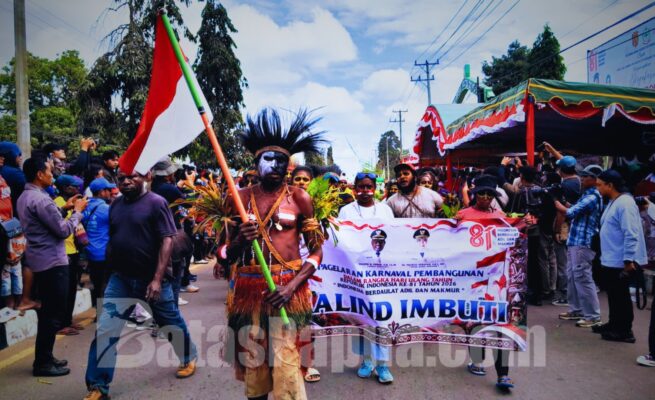 Peserta Karnaval dari Etnis Suku Marind tampil di urutan pertama. Foto: Bataspapua.com/Jamal Y.Bwariat