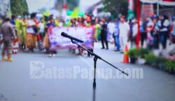 Peserta karnaval menunggu kedatangan bupati Merauke, Yoseph Gebze. Foto: Bataspapua.com/Jamal Y.Bwariat