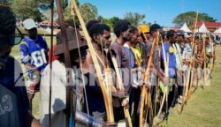 Perwakilan warga dari 11 kelurahan di Kota Merauke dan sejumlah distrik terdekat mengikuti lomba panahan tradidional dalam rangka memperingati Hari Ulang Tahun (HUT) ke-81 Kemerdekaan Republik Indonesia tahun 2026. Kegiatan tersebut berlangsung di Lapangan Kapsul Waktu Merauke, Rabu (12/8/2026). Foto: Bataspapua.com/Jamal Y.Bwariat