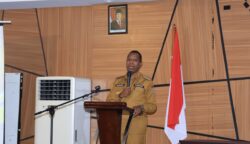 Gubernur Apolo Safanpo saat membuka secara resmi Diklat Penjenjangan PPUPD Ahli Pratama Angkatan I dan II di Hotel Corein, Merauke, Senin (3/8/2026). Foto: Bataspapua.com/Ist