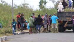 Panitia Hari Ulang Tahun (HUT) ke-81 Kemerdekaan Republik Indonesia Provinsi Papua Selatan menggelar aksi gotong royong membersihkan Stadion Katalpal Merauke, Kamis (6/8/2026). Foto: Bataspapua.com/Ist