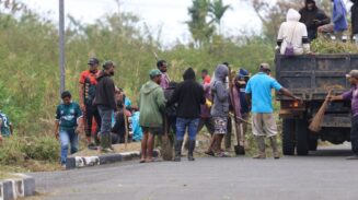 Panitia Hari Ulang Tahun (HUT) ke-81 Kemerdekaan Republik Indonesia Provinsi Papua Selatan menggelar aksi gotong royong membersihkan Stadion Katalpal Merauke, Kamis (6/8/2026). Foto: Bataspapua.com/Ist