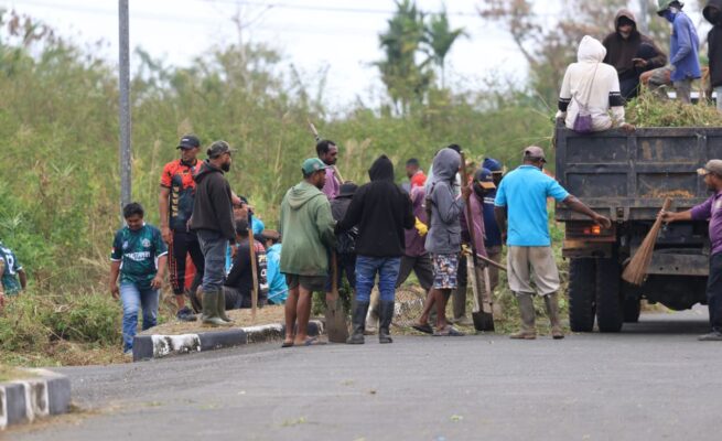 Panitia Hari Ulang Tahun (HUT) ke-81 Kemerdekaan Republik Indonesia Provinsi Papua Selatan menggelar aksi gotong royong membersihkan Stadion Katalpal Merauke, Kamis (6/8/2026). Foto: Bataspapua.com/Ist