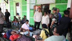 Wakil Menteri Dalam Negeri (Wamendagri) Ribka Haluk meninjau langsung penanganan dugaan keracunan massal dalam Program Makan Bergizi Gratis (MBG) di Distrik Depapre, Kabupaten Jayapura, Provinsi Papua, Kamis (6/8/2026). Foto: Bataspapua.com/Puspen Kemendagri RI