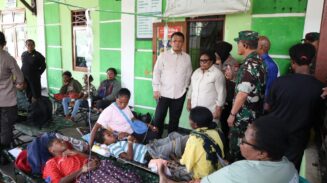 Wakil Menteri Dalam Negeri (Wamendagri) Ribka Haluk meninjau langsung penanganan dugaan keracunan massal dalam Program Makan Bergizi Gratis (MBG) di Distrik Depapre, Kabupaten Jayapura, Provinsi Papua, Kamis (6/8/2026). Foto: Bataspapua.com/Puspen Kemendagri RI