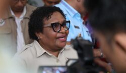 Wakil Menteri Dalam Negeri (Wamendagri) Ribka Haluk mengapresiasi peran aktif masyarakat dan Pemerintah Kabupaten (Pemkab) Jayapura dalam membantu menangani para korban dugaan keracunan massal Program Makan Bergizi Gratis (MBG). Foto: Bataspapua.com/Puspen Kemendagri