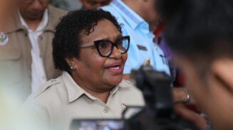 Wakil Menteri Dalam Negeri (Wamendagri) Ribka Haluk mengapresiasi peran aktif masyarakat dan Pemerintah Kabupaten (Pemkab) Jayapura dalam membantu menangani para korban dugaan keracunan massal Program Makan Bergizi Gratis (MBG). Foto: Bataspapua.com/Puspen Kemendagri