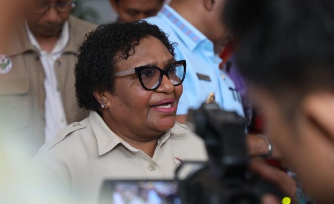 Wakil Menteri Dalam Negeri (Wamendagri) Ribka Haluk mengapresiasi peran aktif masyarakat dan Pemerintah Kabupaten (Pemkab) Jayapura dalam membantu menangani para korban dugaan keracunan massal Program Makan Bergizi Gratis (MBG). Foto: Bataspapua.com/Puspen Kemendagri