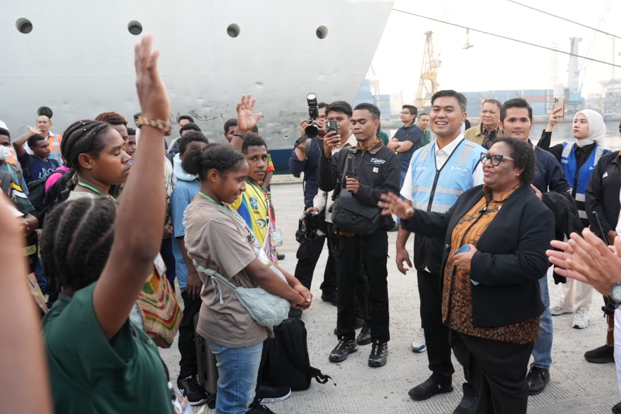 Wakil Menteri Dalam Negeri (Wamendagri) Ribka Haluk menyambut kedatangan 65 pelajar asal berbagai wilayah pedalaman dan pegunungan Papua di Pelabuhan Tanjung Priok, Jakarta, Selasa (11/8/2026). Foto: Bataspapua.com/Puspen Kemendagri