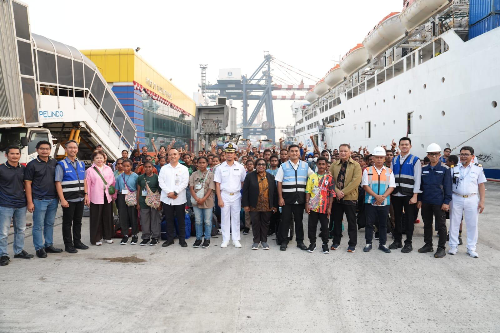 Wakil Menteri Dalam Negeri (Wamendagri) Ribka Haluk menyambut kedatangan 65 pelajar asal berbagai wilayah pedalaman dan pegunungan Papua di Pelabuhan Tanjung Priok, Jakarta, Selasa (11/8/2026). Foto: Bataspapua.com/Puspen Kemendagri