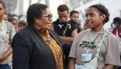 Wakil Menteri Dalam Negeri (Wamendagri) Ribka Haluk menyambut kedatangan 65 pelajar asal berbagai wilayah pedalaman dan pegunungan Papua di Pelabuhan Tanjung Priok, Jakarta, Selasa (11/8/2026). Foto: Bataspapua.com/Puspen Kemendagri
