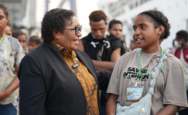 Wakil Menteri Dalam Negeri (Wamendagri) Ribka Haluk menyambut kedatangan 65 pelajar asal berbagai wilayah pedalaman dan pegunungan Papua di Pelabuhan Tanjung Priok, Jakarta, Selasa (11/8/2026). Foto: Bataspapua.com/Puspen Kemendagri