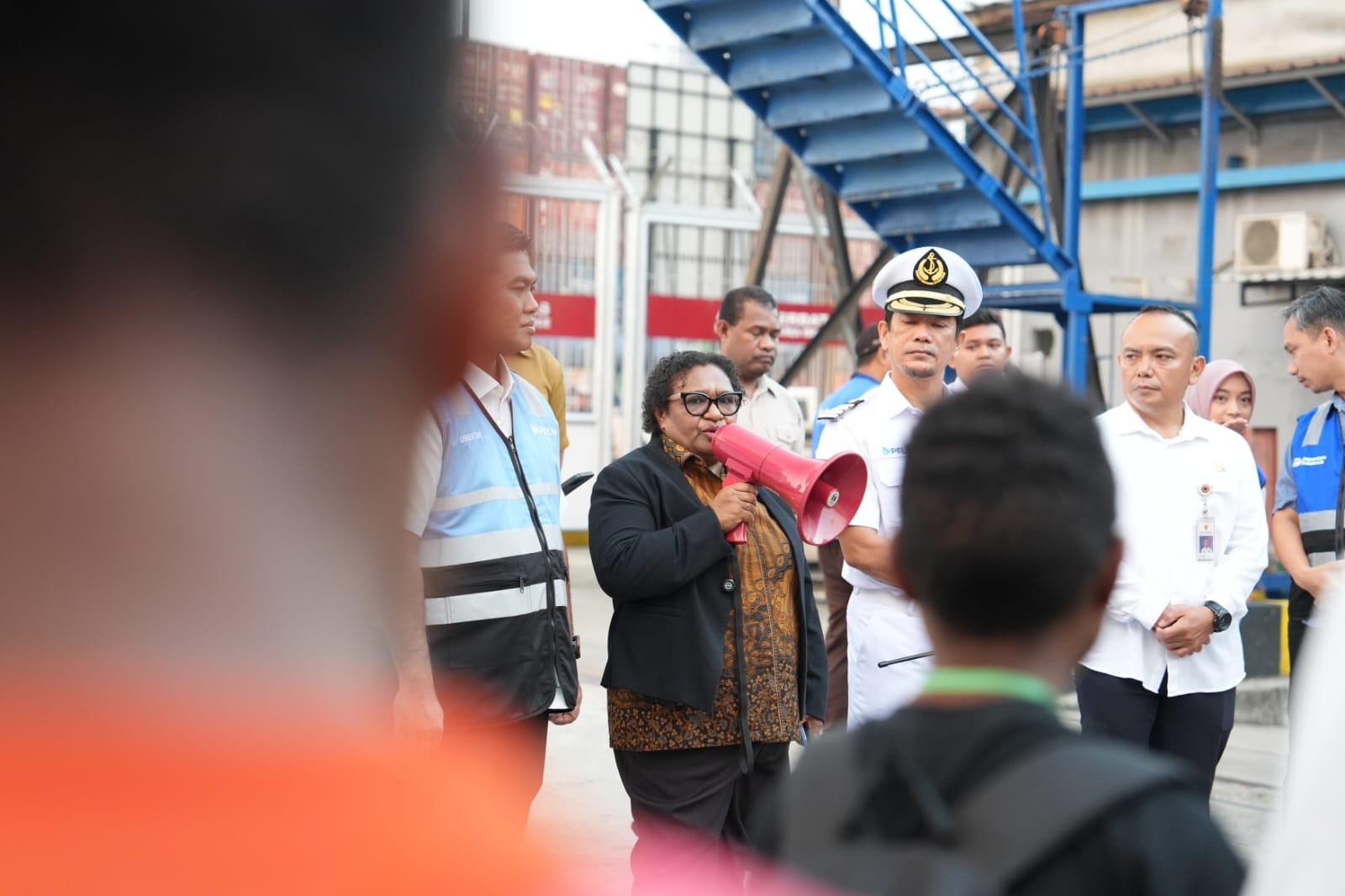 Wakil Menteri Dalam Negeri (Wamendagri) Ribka Haluk menyambut kedatangan 65 pelajar asal berbagai wilayah pedalaman dan pegunungan Papua di Pelabuhan Tanjung Priok, Jakarta, Selasa (11/8/2026). Foto: Bataspapua.com/Puspen Kemendagri