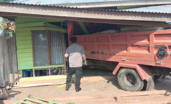 Tampak kendaraan roda Enam menabrak satu unit rumah di Distrik Semangga, Kabupaten Merauke, Papua Selatan. Foto: Bataspapua.com/Ist