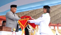 Ketua DPR Papua Selatan, Heribertus Silubun, bertindak selaku inspektur upacara penurunan bendera Merah Putih dalam peringati HUT ke-81 RI di Merauke, Papua Selatan. Foto: Bataspapua.com/Ist