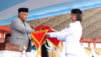 Ketua DPR Papua Selatan, Heribertus Silubun, bertindak selaku inspektur upacara penurunan bendera Merah Putih dalam peringati HUT ke-81 RI di Merauke, Papua Selatan. Foto: Bataspapua.com/Ist