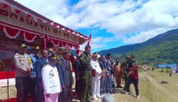Komandan Satuan Tugas (Dansatgas) Swasembada, Brigjen TNI Heldi Wira, S.Ip., M.Si., didampingi Bupati Kabupaten Pegunungan  Bintang, Spei Yan Bidana, menerima berkas aspirasi pemekaran Kabupaten Okmin di Distrik Kiwirok, Kabupaten Pegunungan Bintang, Papua Pegunungan, Senin (17/8/2026). Foto: Bataspapua.com/Ist