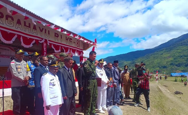 Komandan Satuan Tugas (Dansatgas) Swasembada, Brigjen TNI Heldi Wira, S.Ip., M.Si., didampingi Bupati Kabupaten Pegunungan  Bintang, Spei Yan Bidana, menerima berkas aspirasi pemekaran Kabupaten Okmin di Distrik Kiwirok, Kabupaten Pegunungan Bintang, Papua Pegunungan, Senin (17/8/2026). Foto: Bataspapua.com/Ist