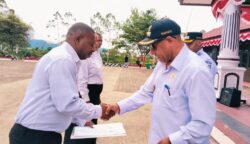 Bupati Pegunungan Bintang, Spei Yan Bidana, menyerahkan SK CPNS formasi 2024 di lingkungan Pemerintah Kabupaten Pegunungan Bintang. Foto: Bataspapua.com/Ist