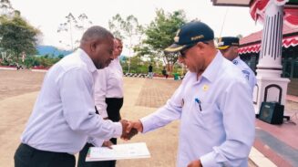 Bupati Pegunungan Bintang, Spei Yan Bidana, menyerahkan SK CPNS formasi 2024 di lingkungan Pemerintah Kabupaten Pegunungan Bintang. Foto: Bataspapua.com/Ist