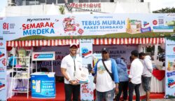 PT Pertamina Patra Niaga Regional Papua Maluku menyemarakkan peringatan Hari Ulang Tahun (HUT) ke-81 Kemerdekaan Republik Indonesia melalui berbagai kegiatan bersama pelanggan di sejumlah Stasiun Pengisian Bahan Bakar Umum (SPBU) di wilayah Papua dan Maluku. Foto: Bataspapua.com/Ist