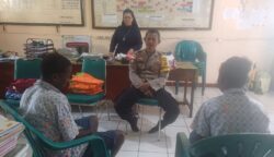 Bhabinkamtibmas Kampung Kimaam, Polsek Kimaam, Aiptu Bawa Santosa, memediasi permasalahan kenakalan remaja yang melibatkan dua pelajar SMP Kizito Kimaam. Foto: Bataspapua.com/Ist